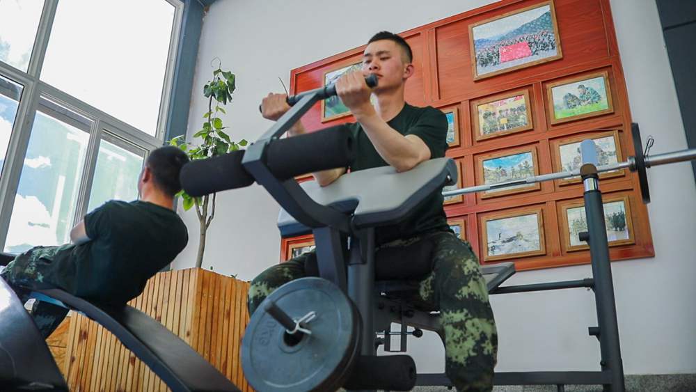 官兵正在陽光棚內(nèi)自我健身。