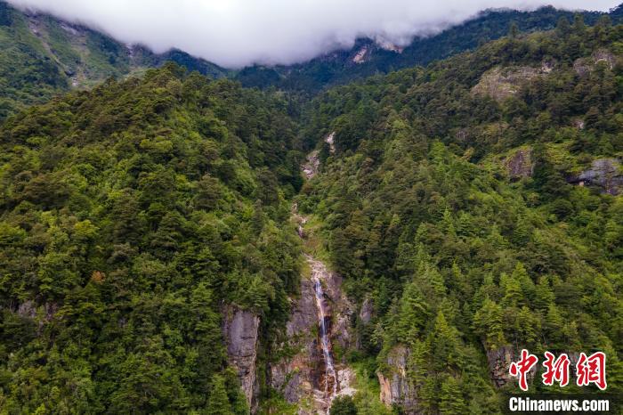 勒布溝的瀑布?！〗w波 攝