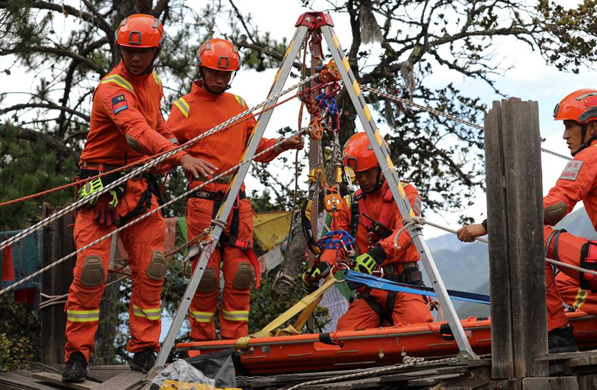 三腳架設(shè)置錨點。西繞拉翁攝