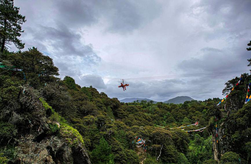 救援實戰(zhàn)訓(xùn)練中，消防員在云中漫步。西繞拉翁攝