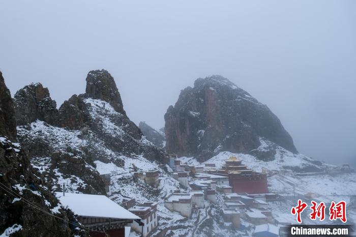 雍仲苯教孜珠寺風(fēng)光?！〗w波 攝