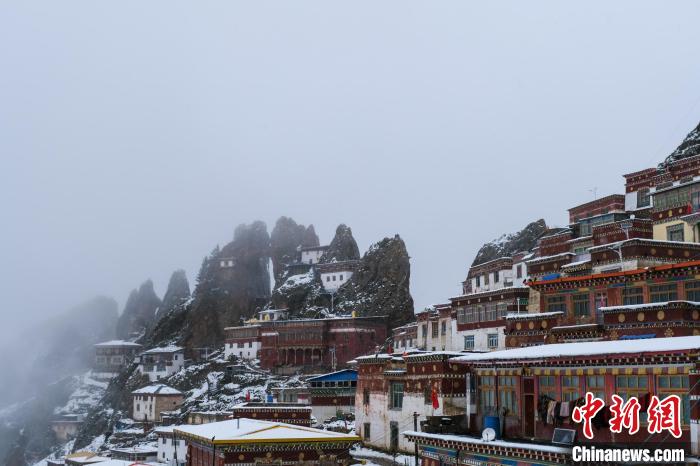 云霧環(huán)繞的孜珠寺?！〗w波 攝