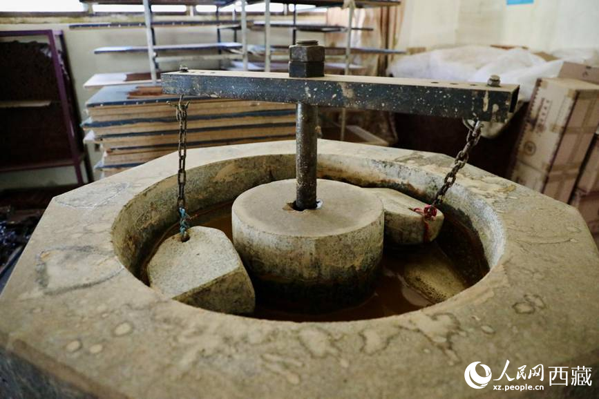 制作藏香的原料用石頭混合研磨。人民網(wǎng)記者 次仁羅布攝