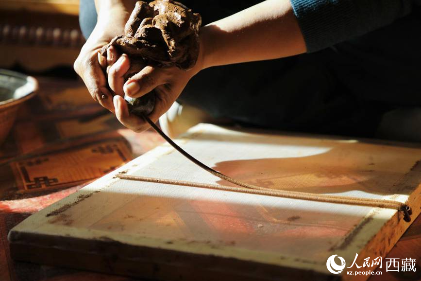 制作藏香過程。人民網(wǎng)記者 次仁羅布攝