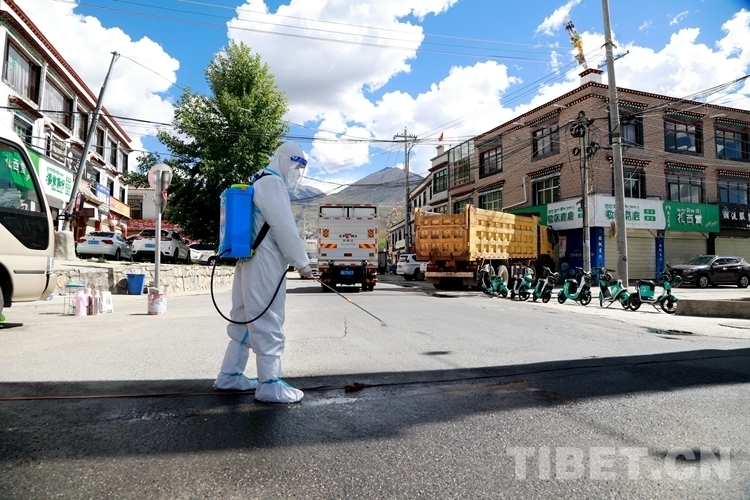 圖為梁耀輝對隔離繩進行消毒 鄭宏強攝.jpg 圖為梁耀輝對隔離繩進行消毒 鄭宏強攝.jpg
