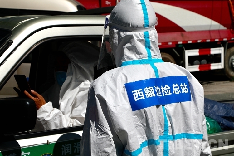 圖為梁耀輝檢查過往人員核酸報告 鄭宏強攝.jpg 圖為梁耀輝檢查過往人員核酸報告 鄭宏強攝.jpg