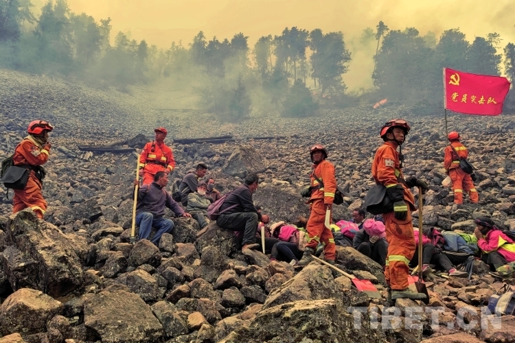 4 鄧珠平措攝        如美鎮(zhèn)“4.24”任務中成功帶領(lǐng)群眾避險.jpg