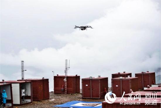 四川甘孜雅江縣引入無人機(jī)運(yùn)輸，拓寬群眾致富增收新渠道。（圖片由雅江縣委宣傳部提供）