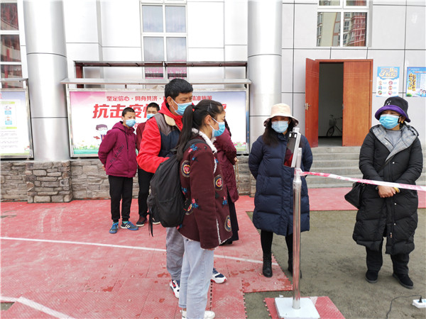 圖片默認(rèn)標(biāo)題_fororder_1、學(xué)生排隊進(jìn)入校園-攝影-左斌