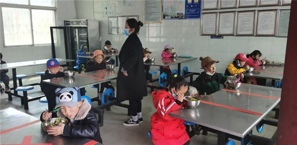 圖片默認(rèn)標(biāo)題_fororder_3、錯峰就餐的學(xué)生們-攝影-左斌