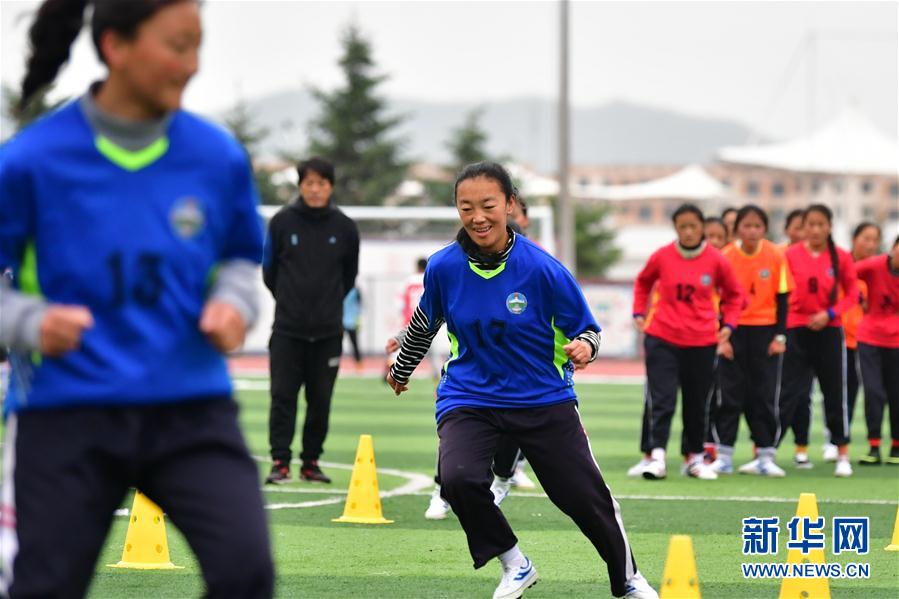 （體育·專題）（14）足球——踢球吧！草原女孩