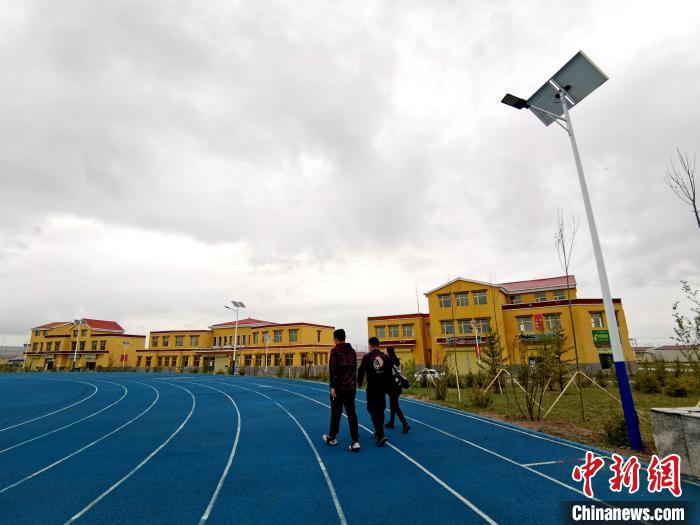 青海草原上的新村落：扶貧政策“照”在我的家，“暖”著我的心