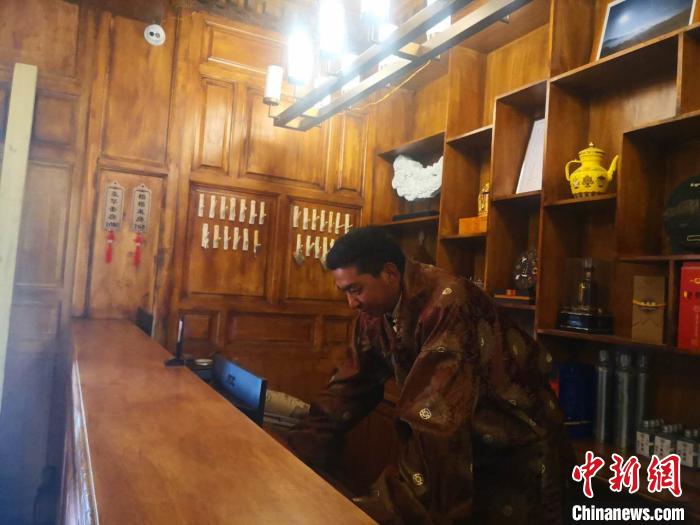 圖為桑杰才讓用電腦處理財務。　史靜靜 攝