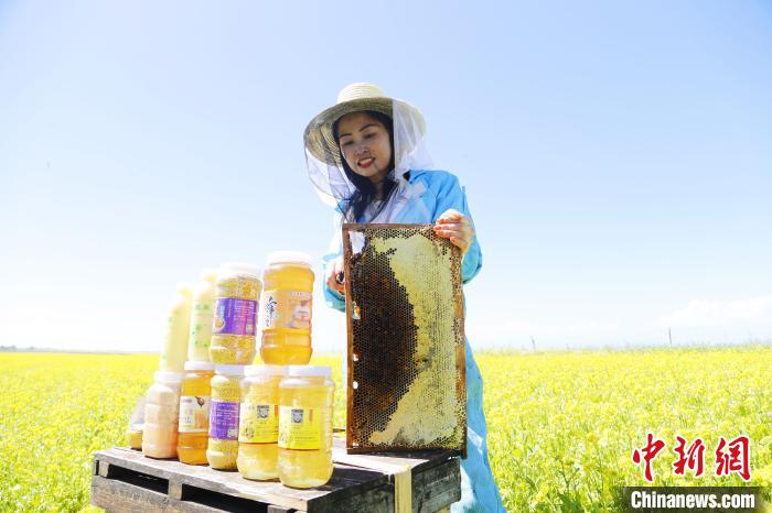 圖為蜂農現場展示蜂產品?！●R銘言 攝