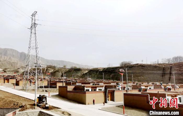 圖為來(lái)玉村易地扶貧搬遷后的新家園。尖宣 供圖