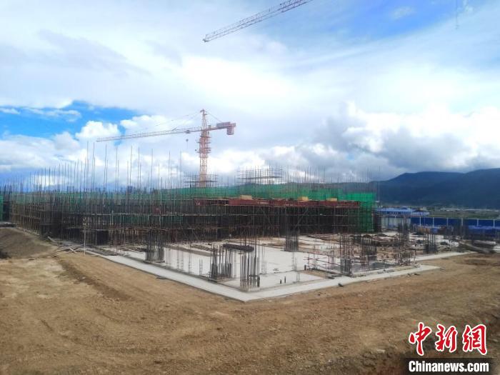 圖為香格里拉站實現封頂。中國鐵路昆明局集團供圖