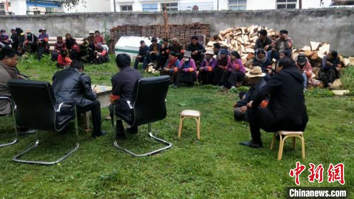 村民接受防火常識教育。若爾蓋縣林業(yè)和草原局供圖