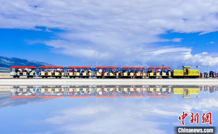 青海迎傳統(tǒng)旅游“黃金季”:“天空之鏡”茶卡鹽湖復(fù)蘇勢(shì)頭強(qiáng)勁