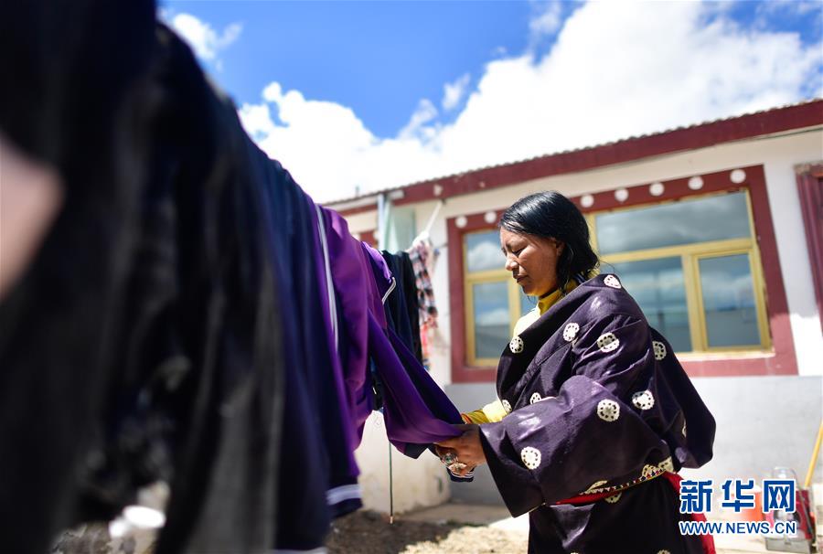 （走向我們的小康生活）（3）青?，敹啵狐S河源的幸福村