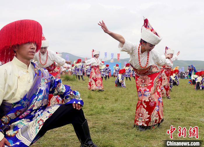 當(dāng)?shù)孛癖姎g慶香浪節(jié)?！「哒?攝