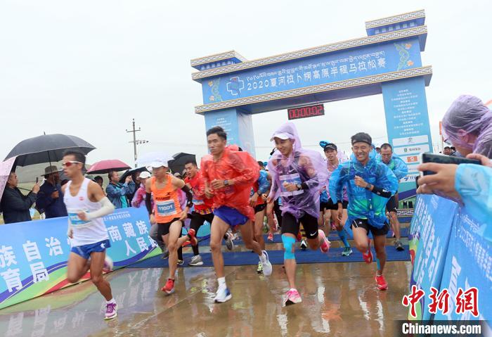 8月23日，拉卜楞高原半程馬拉松在甘加秘境景區(qū)鳴槍開(kāi)跑?！「哒?攝
