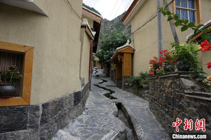 沿溪流分布的若吉村民宿?！∽g 攝