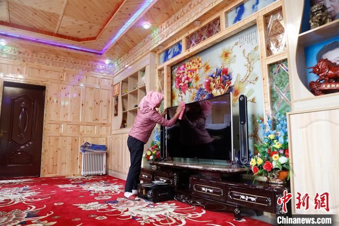 圖為做家務(wù)的項(xiàng)青達(dá)杰妻子?！●R銘言 攝