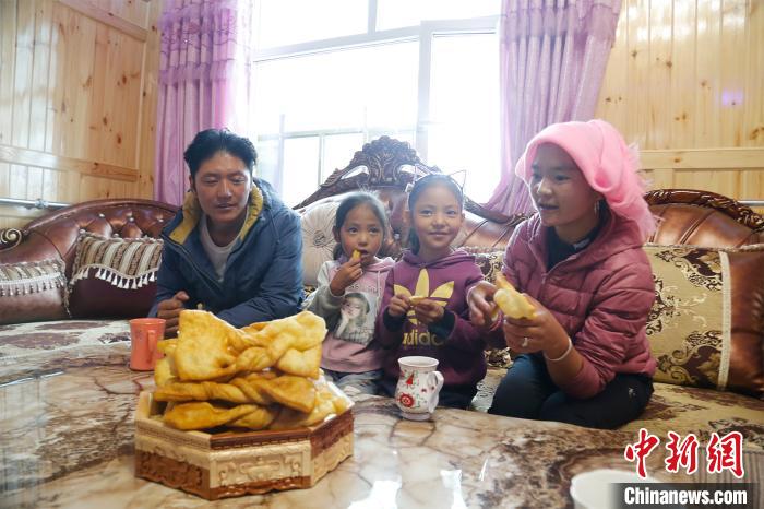 圖為項(xiàng)青達(dá)杰一家人合影?！●R銘言 攝