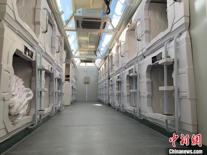 圖為火星營(yíng)地“太空艙”?！O睿 攝