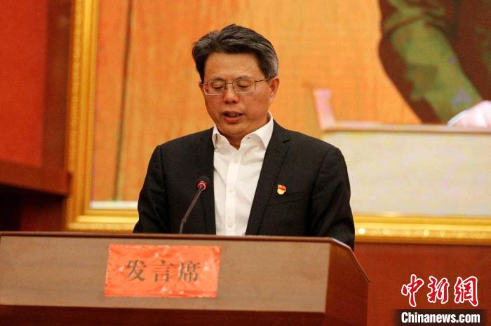 圖為果洛州委常委、副州長、上海市援青聯(lián)絡(luò)組組長馮志勇總結(jié)對口支援十年工作?！」逯菸麄鞑抗﹫D 攝