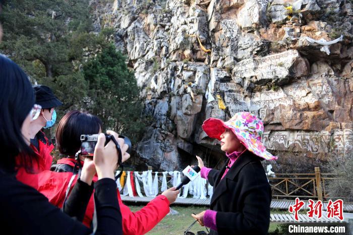 圖為中外媒體在玉樹州玉樹市采訪文旅融合情況?！?zhí)砀?攝