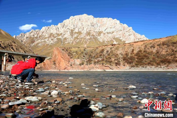 圖為中外記者在雜多縣境內(nèi)的瀾滄江干流采訪當(dāng)?shù)厣鷳B(tài)保護(hù)情況?！?zhí)砀?攝