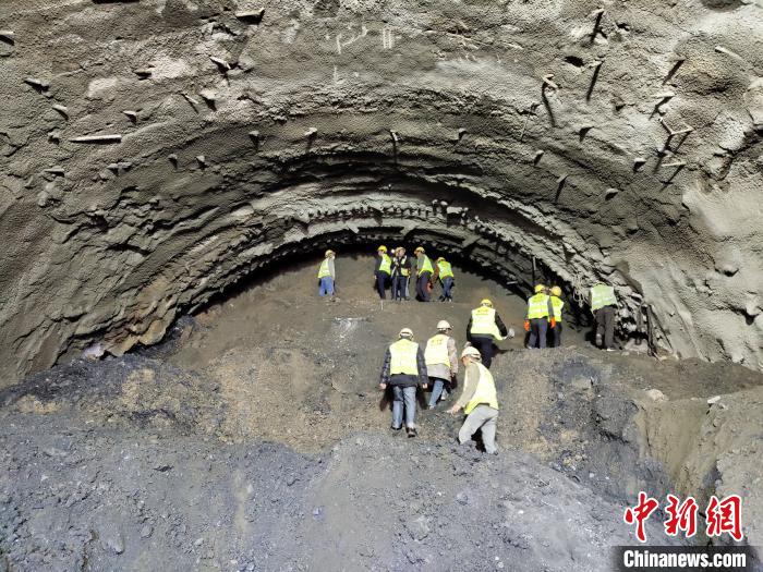 圖為久馬高速查針梁子隧道施工現(xiàn)場?！⊥貔i 攝