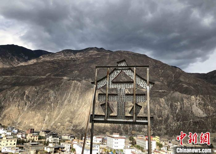 圖為處在山巒腳下的奔子欄。　繆超 攝