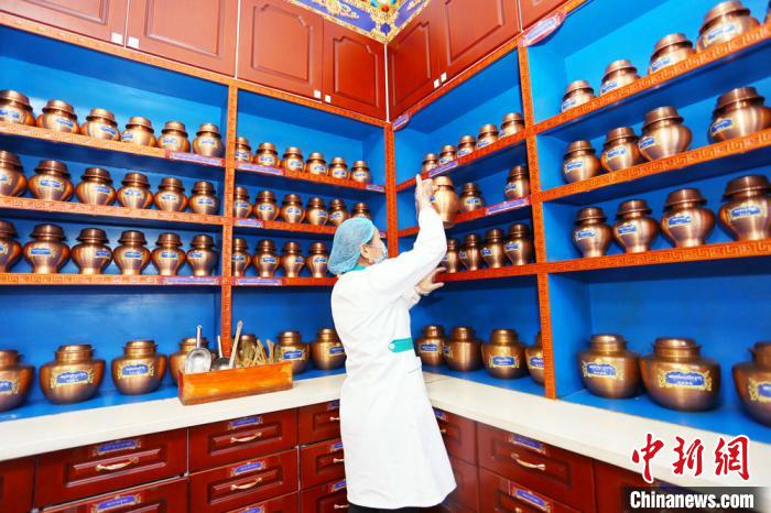 近年來(lái)，夏河縣藏醫(yī)醫(yī)院在基礎(chǔ)設(shè)施、醫(yī)療服務(wù)、業(yè)務(wù)拓展、人才梯隊(duì)、制度建設(shè)等都發(fā)生了巨大變化。　高展 攝