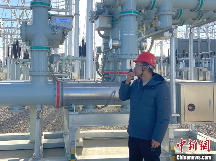 圖為國網(wǎng)青海檢修公司專業(yè)人員在沙柳變電站驗收設(shè)備?！√岂?攝