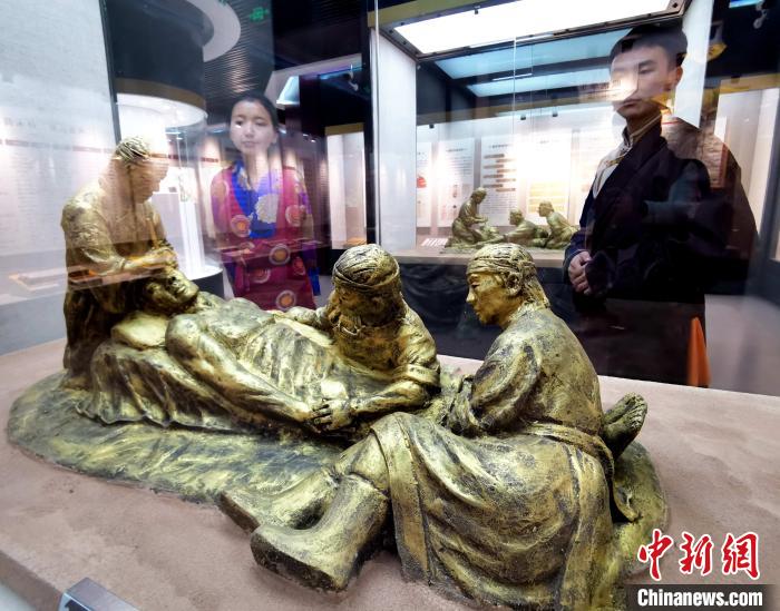 圖為模擬的藏醫(yī)眼科手術場景。　張?zhí)砀?攝