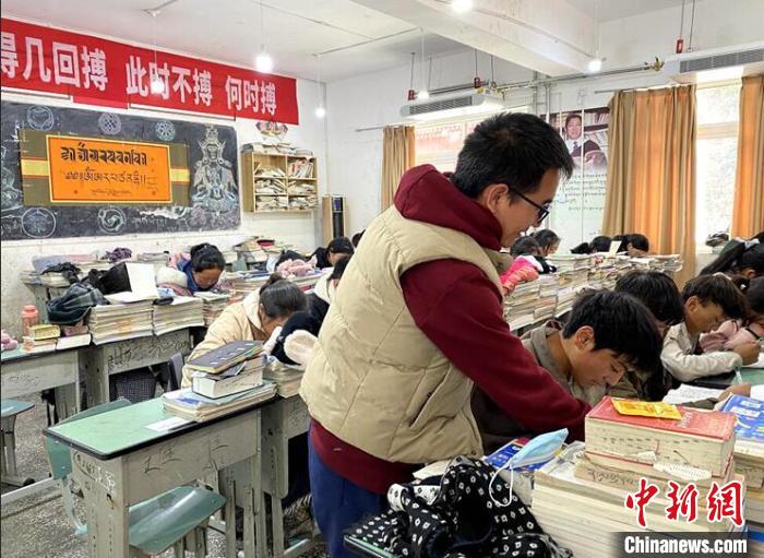 學(xué)生在免費輔導(dǎo)班上課。　尼瑪初 攝