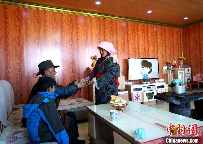 圖為易地搬遷后的哇保家?！〔彭検步?攝