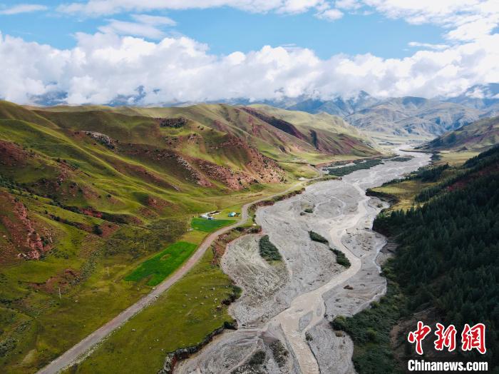 資料圖為祁連山國家公園青海片區(qū)?！±罱瓕?攝