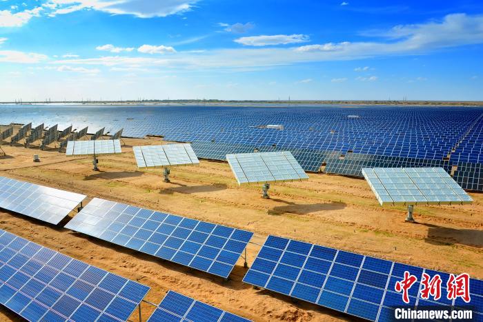 青海格爾木:荒漠“綠能”發(fā)展風光無限