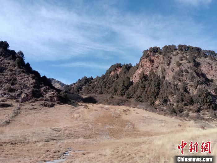 圖為坎布拉外圍地區(qū)的古火山口。孫揚(yáng)益 供圖 孫揚(yáng)益 供圖 攝