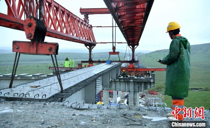 久馬高速首片梁成功架設(shè)全線預計2024年建成通車