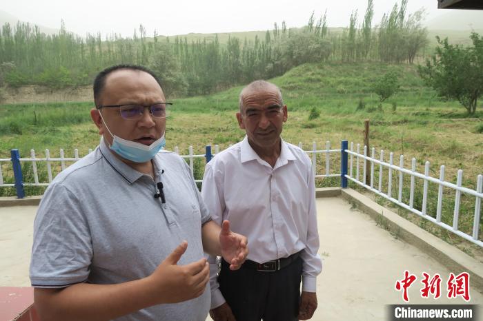 圖右為普魯村當(dāng)年迎接進(jìn)藏先遣連入村的見證者后代西日普·依布地。　楊程晨 攝