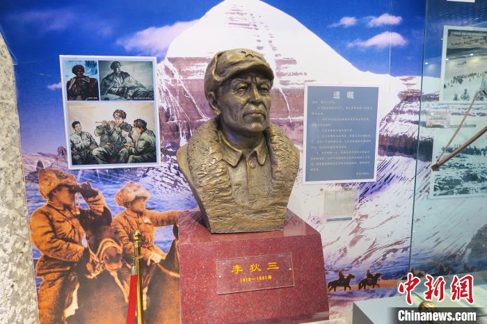 圖為南疆軍區(qū)某合成團(tuán)1連榮譽(yù)室，雕像是進(jìn)藏先遣英雄連總指揮李狄三?！畛坛?攝