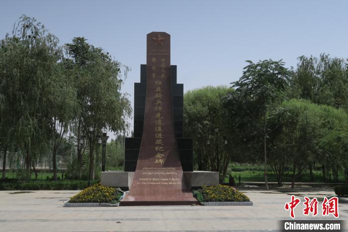 圖為位于于田縣中心的中國人民解放軍獨(dú)立騎兵師先遣連進(jìn)藏紀(jì)念碑?！畛坛?攝