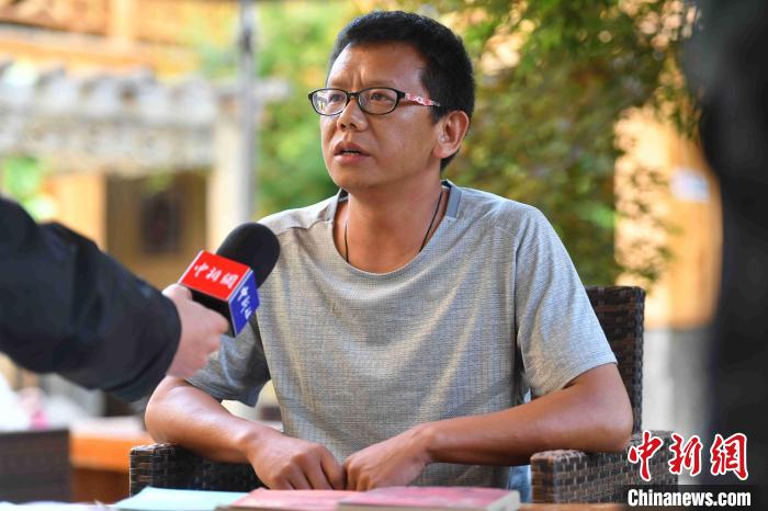 圖為和澗秋接受記者采訪?！⑷疥?攝