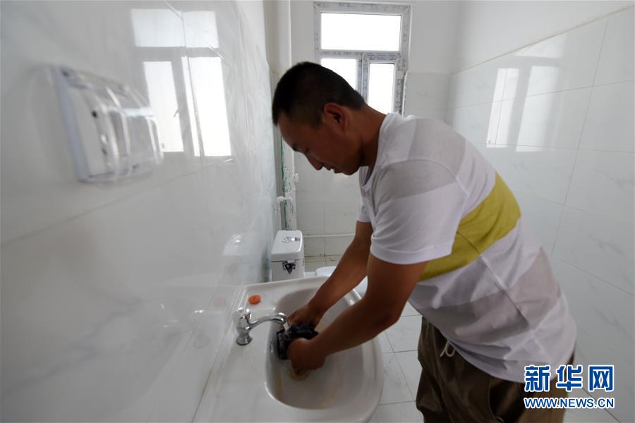 （新華全媒+）（23）千里“挪窩”，踏實(shí)開啟新生活