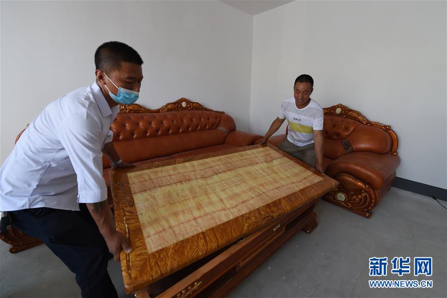 （新華全媒+）（27）千里“挪窩”，踏實(shí)開啟新生活