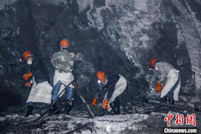 隧道開挖作業(yè)施工現(xiàn)場(chǎng)?！】蛋蛡髅焦﹫D